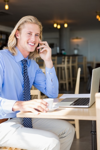 Uomo felice che parla sul telefono cellulare