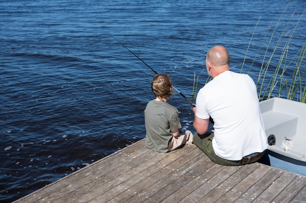 Uomo felice che pesca con suo figlio