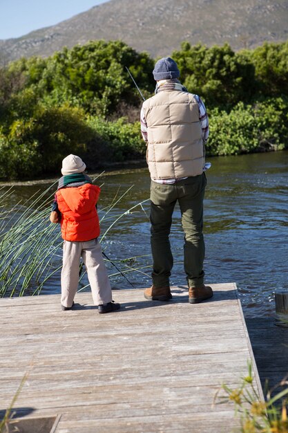 Uomo felice che pesca con suo figlio