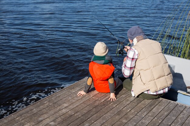 Uomo felice che pesca con suo figlio