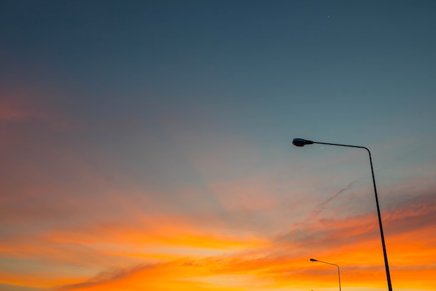 Uomo felice che salta, cielo blu sullo sfondo