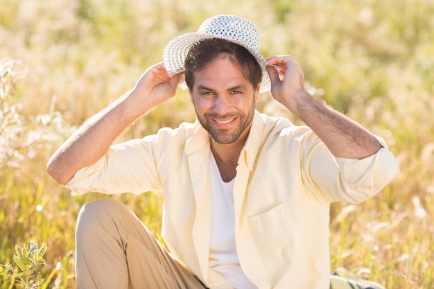 Uomo felice che sorride alla macchina fotografica