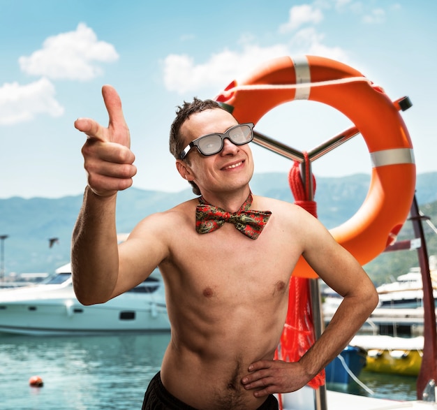 Uomo felice che ti indica sulla spiaggia