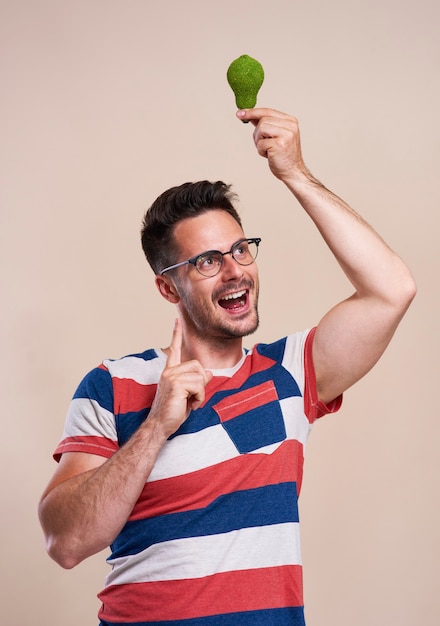 Uomo felice che tiene una lampadina a risparmio energetico