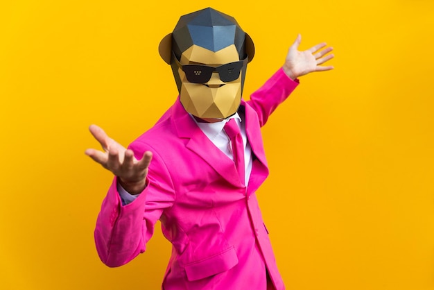 Uomo felice con maschera divertente low poly sulla parete colorata