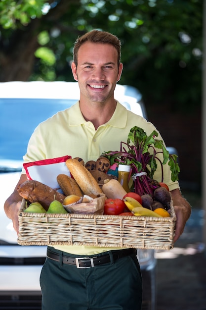 Uomo felice consegna di generi alimentari