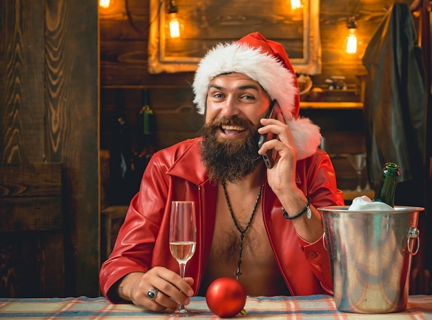 Uomo felice della Santa che posa con il telefono