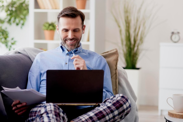 Uomo felice di lavorare a casa