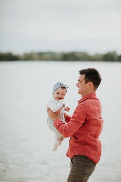 uomo felice e bambina divertirsi nel parco estivo