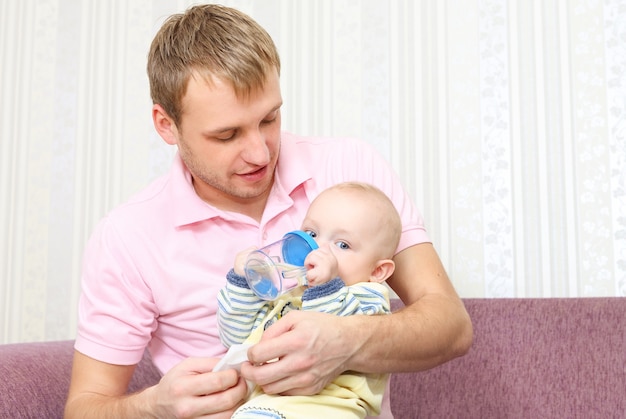 Uomo felice e neonato a casa