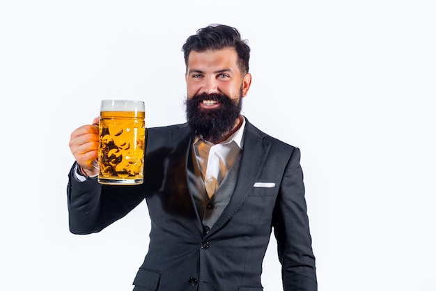 Uomo felice in abito classico che tiene in mano il bicchiere con la birra. Uomo sorridente con birra. Barista, birraio felice.