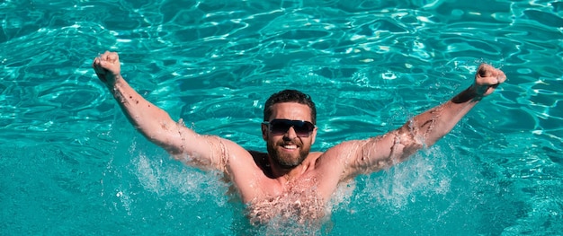 Uomo felice in piscina vacanze estive uomo estivo piscina resort ragazzo in acqua