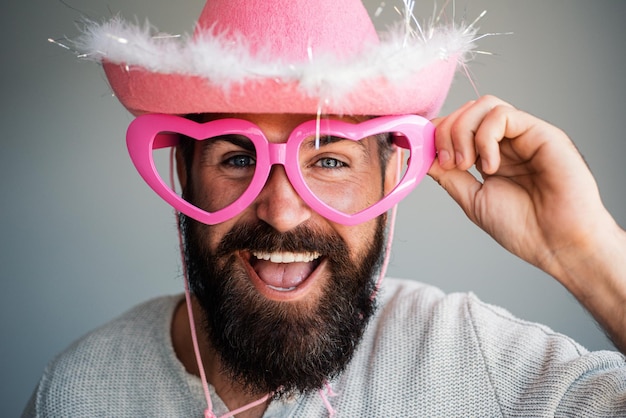 Uomo felice sorriso faccia bello sorridente giovane ragazzo positivo espressioni facciali umane ed emozioni mani