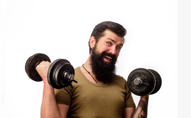 Uomo fitness con manubri uomo fitness muscolare che si allena con manubri uomo barbuto con