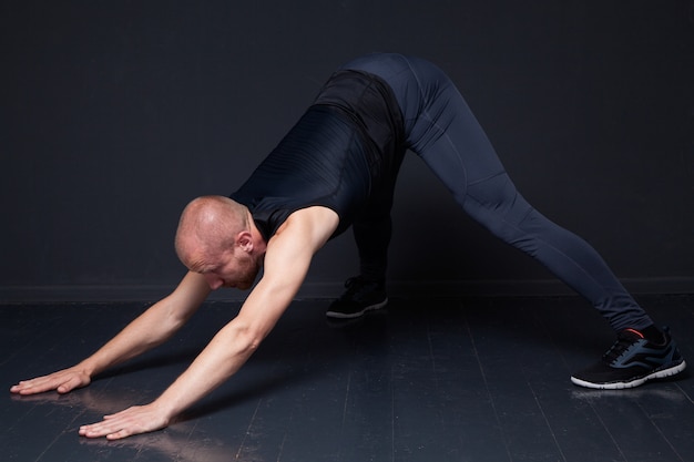 Uomo fitness facendo esercizi di stretching