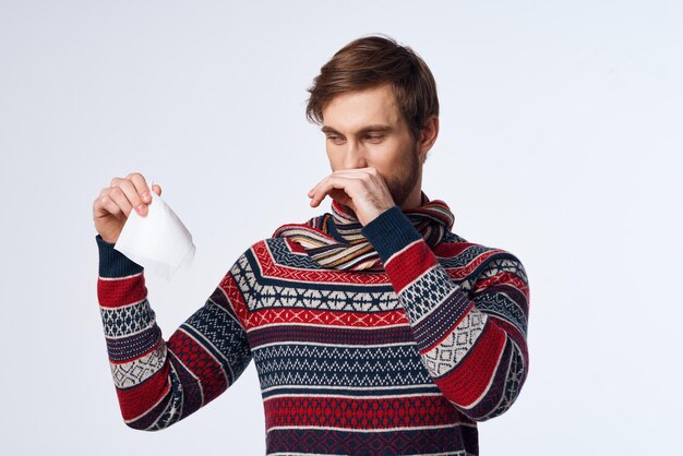 Uomo freddo che si asciuga il naso con un fazzoletto infezione virus studio foto di alta qualità
