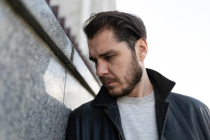 Foto uomo frustrato che prova indifferenza per la vita