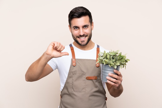 Uomo giardiniere con barba