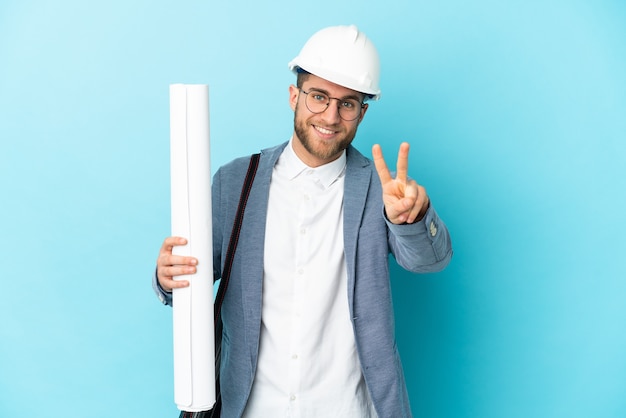 Uomo giovane architetto con casco e azienda schemi isolati