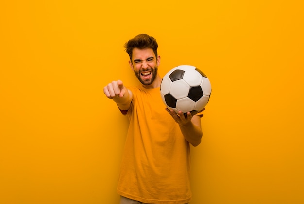 Uomo giovane calciatore allegro e sorridente