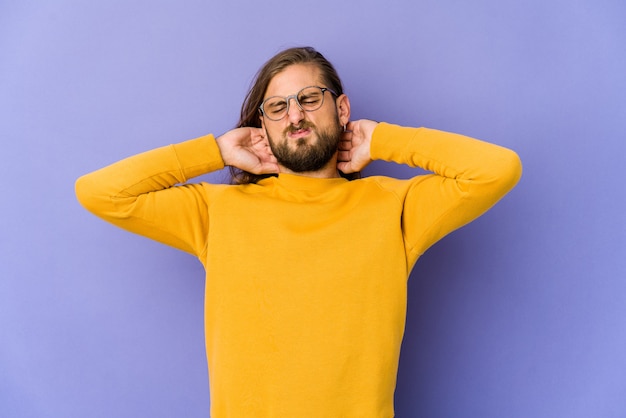 Uomo giovane caucasico capelli lunghi isolato che esprime emozioni