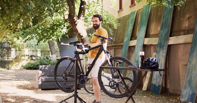 Uomo giovane che porta una scatola di attrezzi per bicicletta