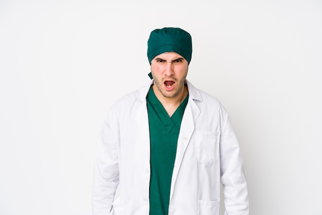 Uomo giovane chirurgo che grida molto arrabbiato e aggressivo