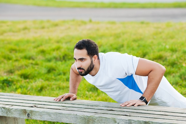 Uomo giovane e sportivo che si allena all'aperto in abbigliamento sportivo