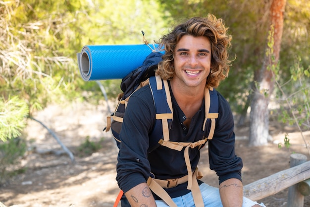 Uomo giovane escursionista caucasico trascorrere le vacanze in campeggio