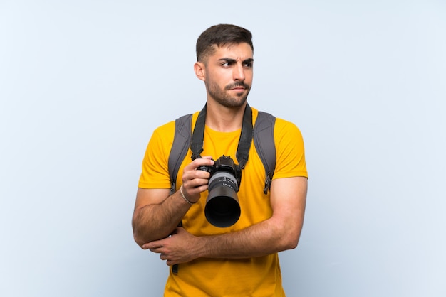 Uomo giovane fotografo che pensa un'idea