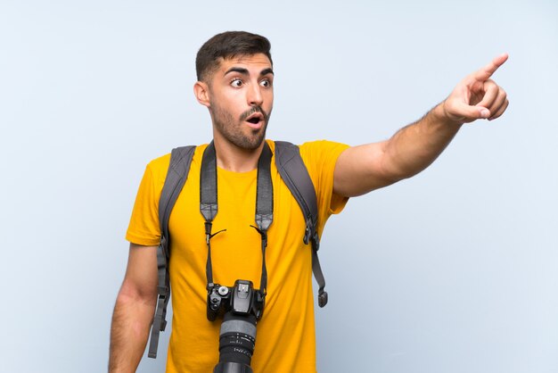 Uomo giovane fotografo che punta lontano