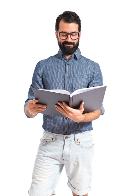 Uomo giovane hipster leggendo un libro