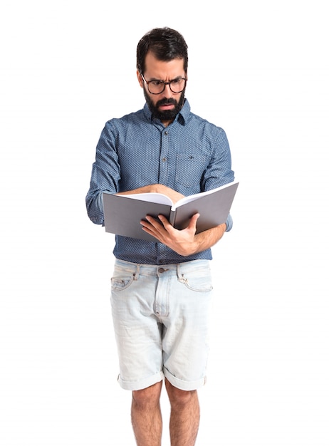 Uomo giovane hipster leggendo un libro