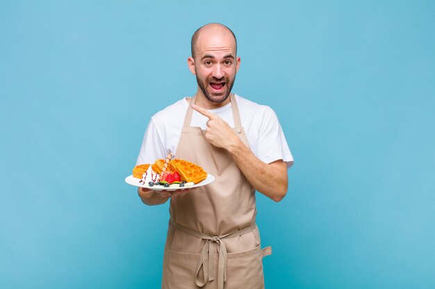 Uomo giovane panettiere con cialde