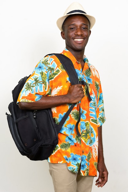 uomo giovane turista africano con cappello pronto per le vacanze isolato su uno spazio bianco