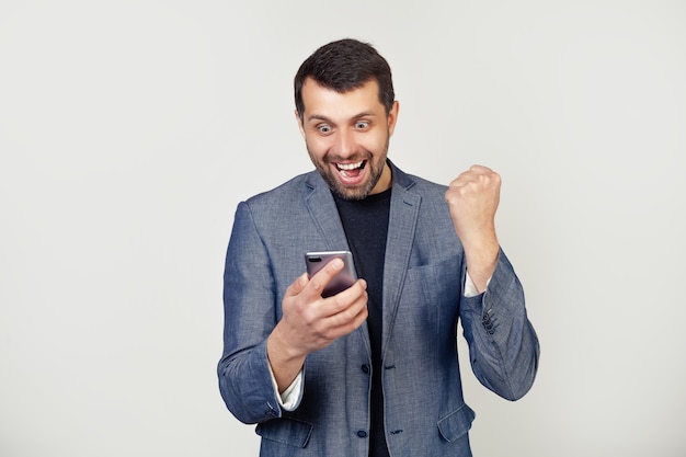 Uomo giovane uomo d'affari con la barba con la mano sul mal di testa a causa dello stress.