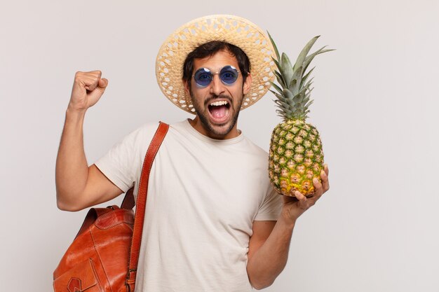 Uomo giovane viaggiatore indiano che celebra con successo una vittoria