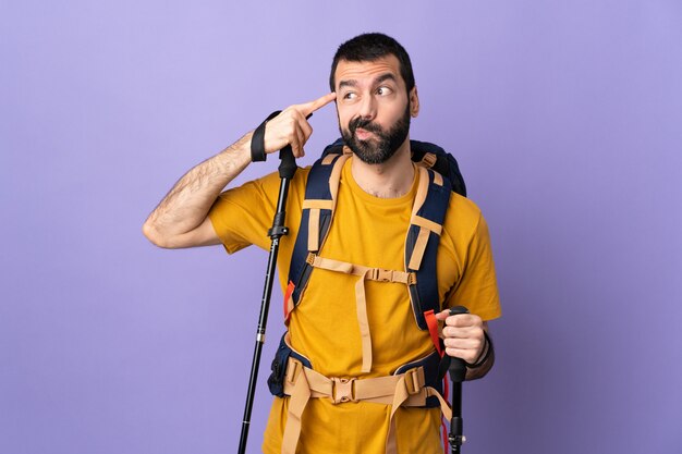 Uomo giovane viandante sopra la parete isolata