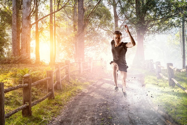 Uomo in abbigliamento sportivo che corre per esercizio fisico, fitness e stile di vita sano. Tecnica mista