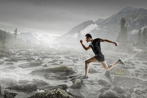 Uomo in abbigliamento sportivo che corre per esercizio fisico, fitness e stile di vita sano. Tecnica mista