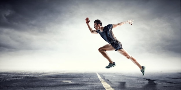 Uomo in abbigliamento sportivo che corre per esercizio fisico, fitness e stile di vita sano. Tecnica mista