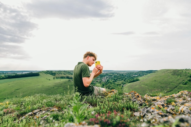 uomo in abiti casual rocce sulla montagna sullo sfondo di un bellissimo paesaggio ucraino
