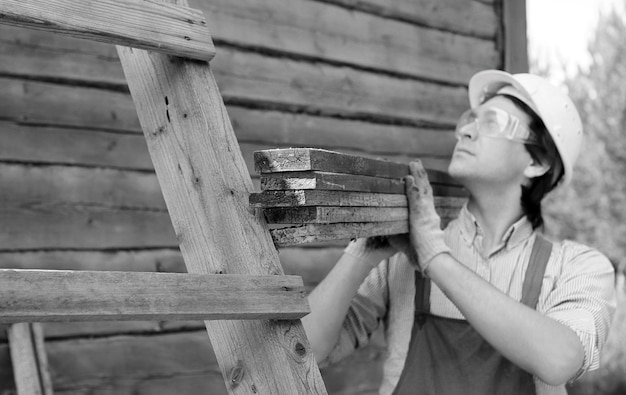 Uomo in abiti da operaio in cantiere