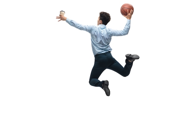 Uomo in abiti da ufficio che gioca a basket su sfondo bianco
