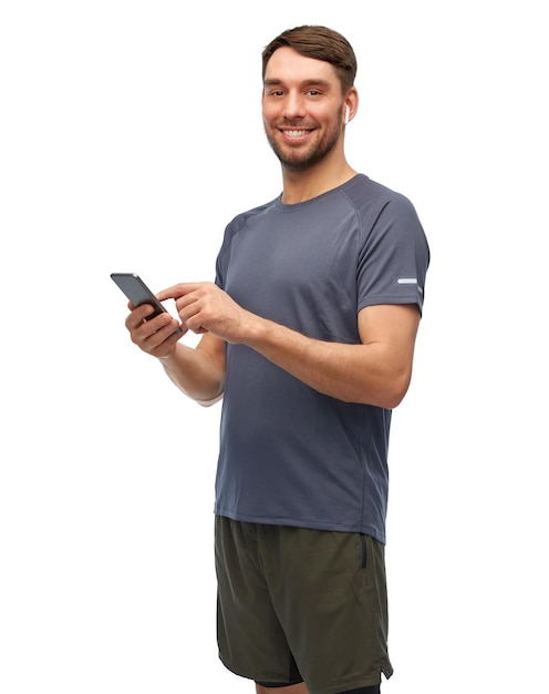 uomo in abiti sportivi con telefono e auricolari