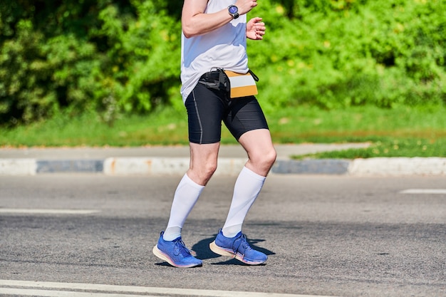 Uomo in abiti sportivi in esecuzione su strada