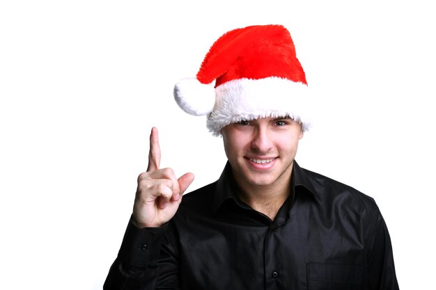 Uomo in abito nero con cappello rosso di Natale