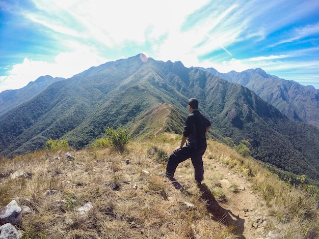 Uomo in alto sulla cresta della Serra Fina nelle montagne Mantiqueira nello stato di Minas Gerais