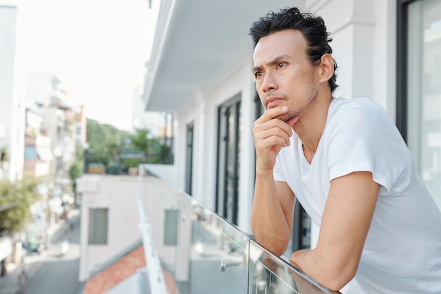 Uomo in appoggio sul balcone