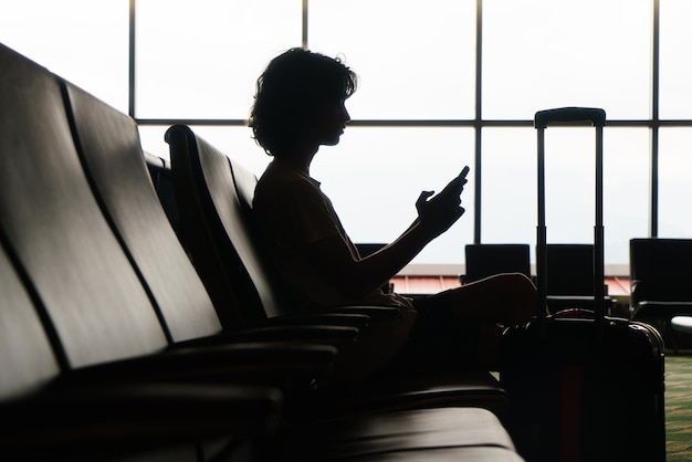 Uomo in attesa in un aeroporto